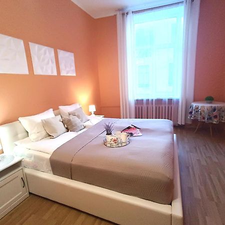 Spacious Old Town Family Peachy 2 Bedrooms Apartment, Nearby The Riga Presidential Castle Bagian luar foto