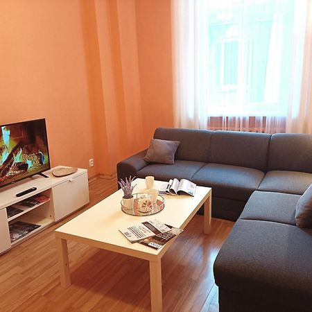 Spacious Old Town Family Peachy 2 Bedrooms Apartment, Nearby The Riga Presidential Castle Bagian luar foto