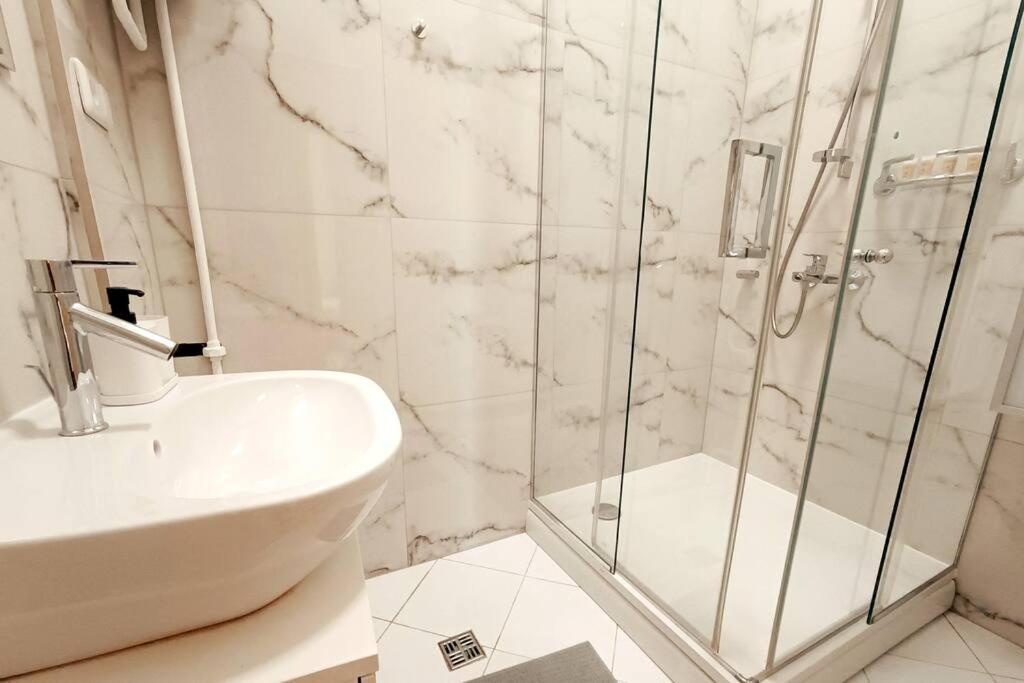 Spacious Old Town Family Peachy 2 Bedrooms Apartment, Nearby The Riga Presidential Castle Bagian luar foto