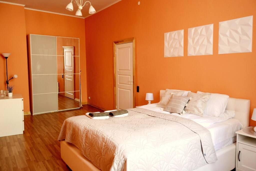 Spacious Old Town Family Peachy 2 Bedrooms Apartment, Nearby The Riga Presidential Castle Bagian luar foto