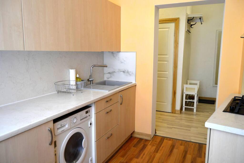 Spacious Old Town Family Peachy 2 Bedrooms Apartment, Nearby The Riga Presidential Castle Bagian luar foto