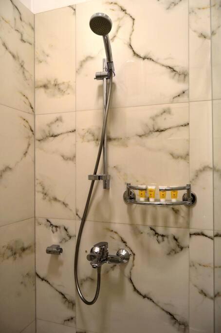 Spacious Old Town Family Peachy 2 Bedrooms Apartment, Nearby The Riga Presidential Castle Bagian luar foto
