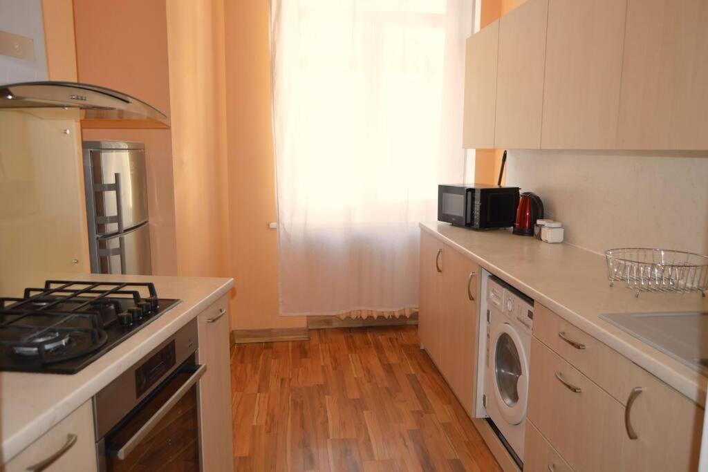 Spacious Old Town Family Peachy 2 Bedrooms Apartment, Nearby The Riga Presidential Castle Bagian luar foto