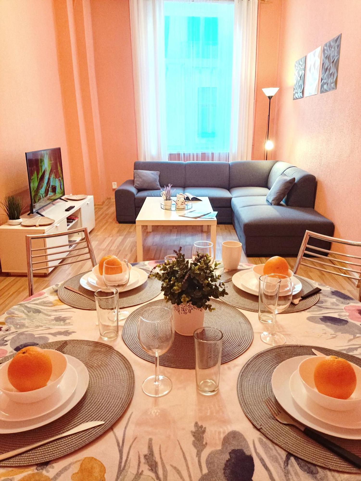Spacious Old Town Family Peachy 2 Bedrooms Apartment, Nearby The Riga Presidential Castle Bagian luar foto
